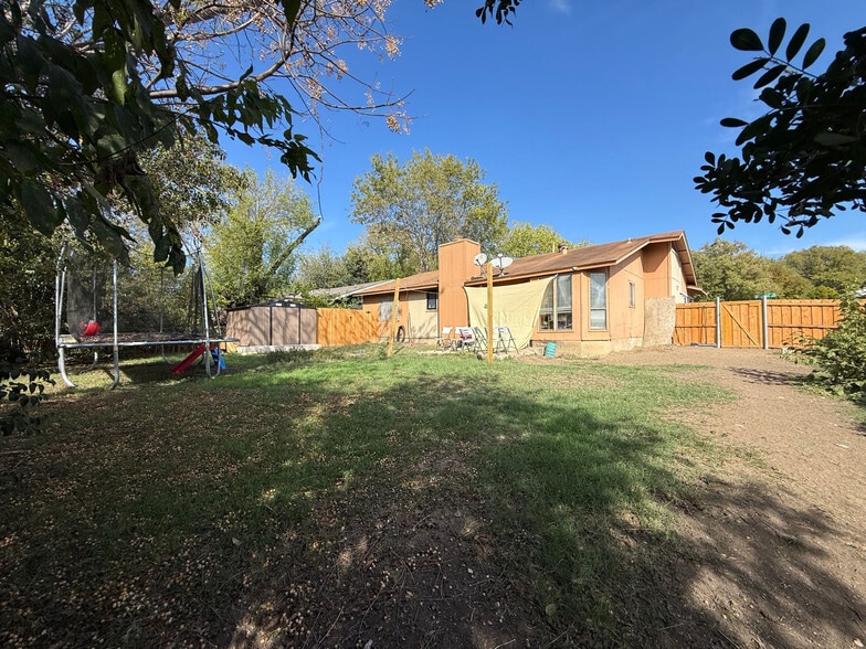 Building Photo - Room in House on Southwest Dr