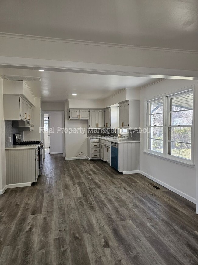 Building Photo - 1030 N Hickory Ave