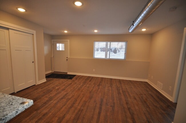 Building Photo - Newer Garden-Level 2Bed, 1Bath Apartment in Longfellow with In-Unit Laundry!