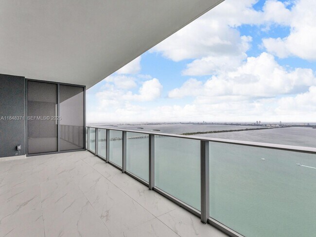 Building Photo - 700 NE 24th St