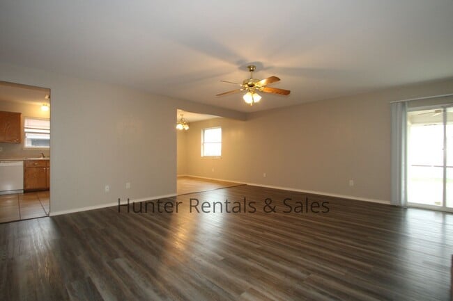 Building Photo - Hymesa Estates!