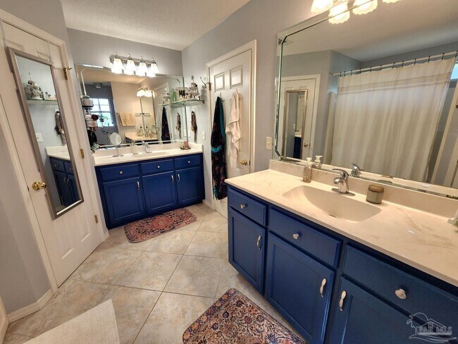 Building Photo - 876 Miramar Dr