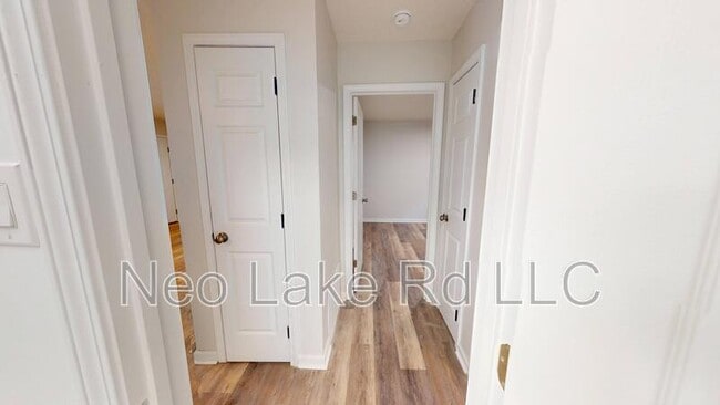 Building Photo - 605 Lake Rd