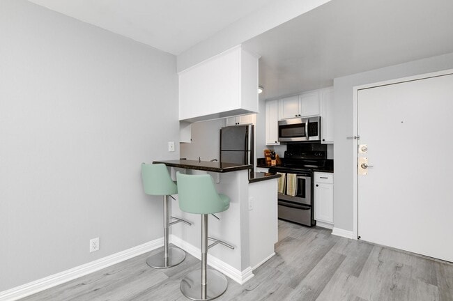 Building Photo - Modern 2 Bedroom 2 Bathroom Apartment Right Next to SDSU  -  WITH 2 PARKING SPOTS!!!