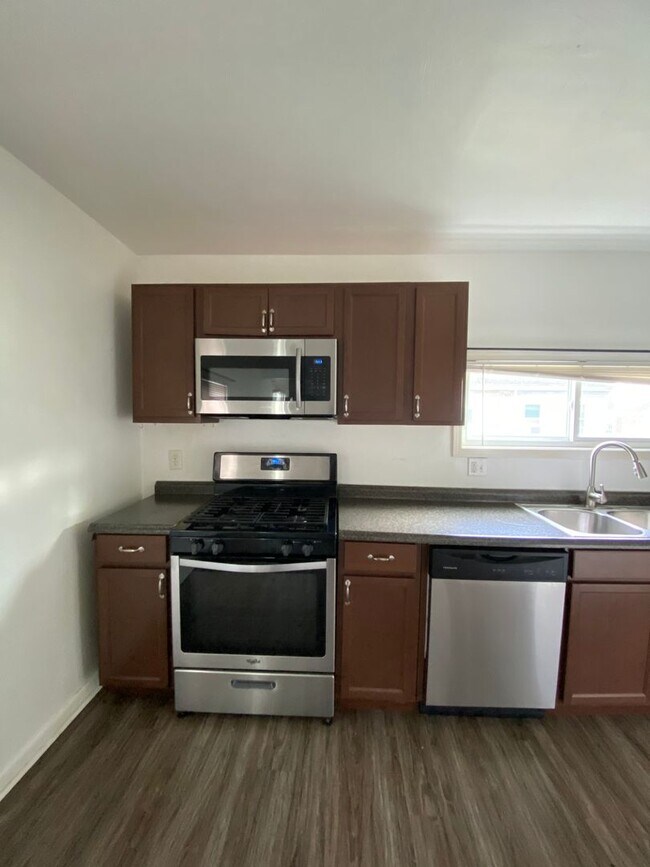 Building Photo - AVAILABLE AUGUST 2026 - 1 Bedroom Home w/ Spacious Living!