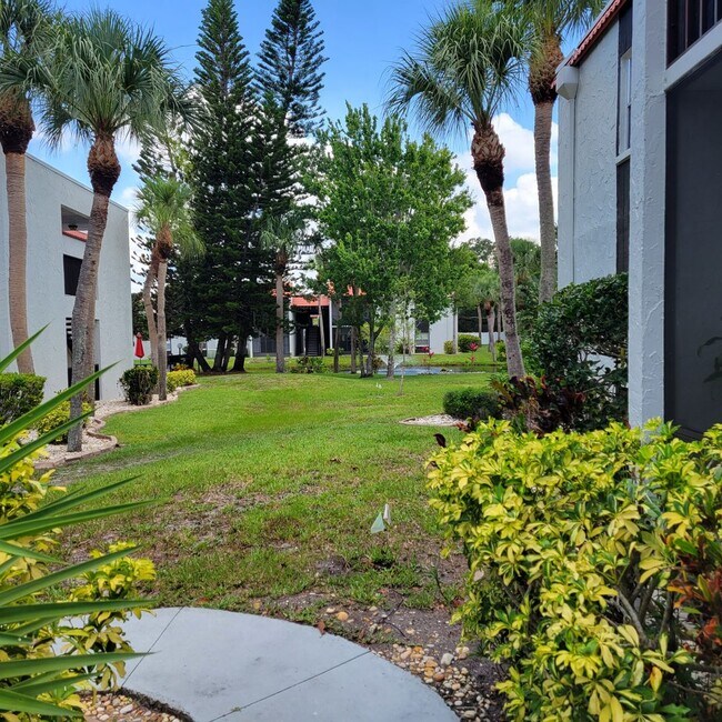 Building Photo - Seasonal/short term 2/2 ground floor condo...