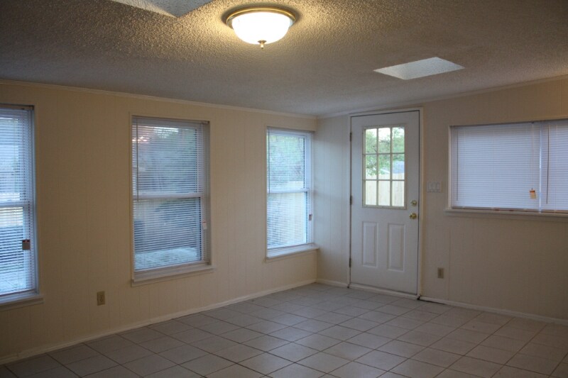 Building Photo - 5006 Green Oaks Dr