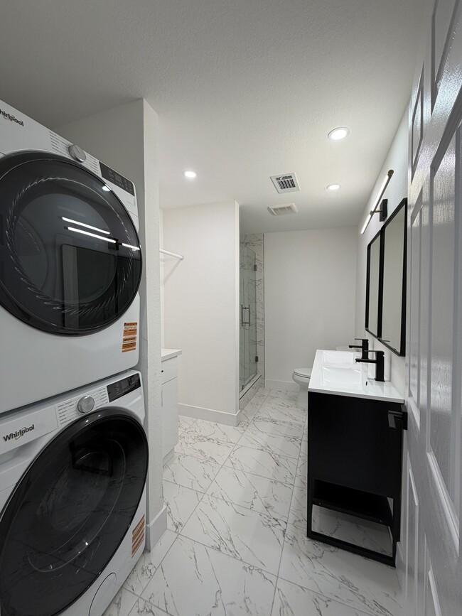 Building Photo - 705 Stanford St