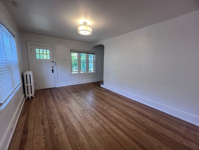 Building Photo - Spacious 2 bedroom Duplex with a bonus room!