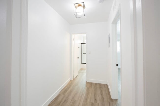 Building Photo - Newly Remodeled Ground Floor 1 Bed / 1 Bath Apartment in Prime West Hollywood