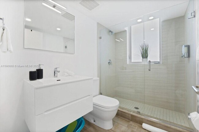 Building Photo - 9261 E Bay Harbor Dr