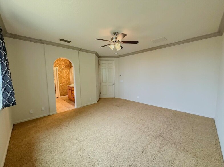 Building Photo - 4290 Lasalle Dr