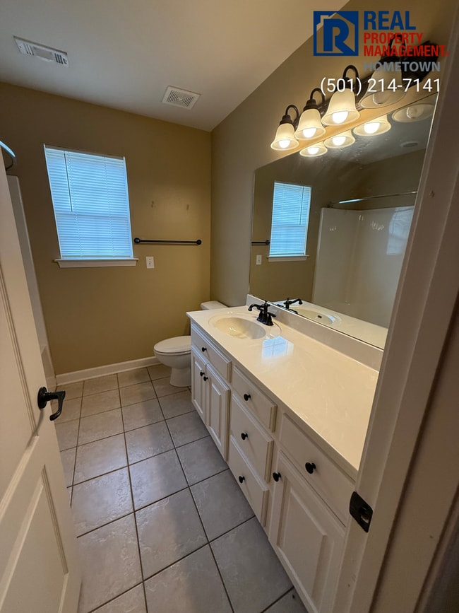 Building Photo - 1609 White Oak Cir