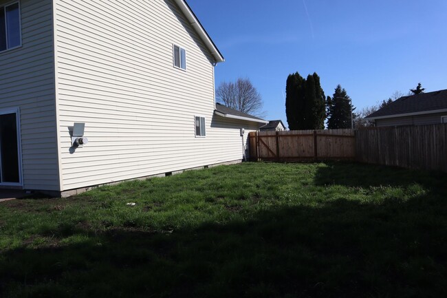 Building Photo - 9002 NE 92nd St