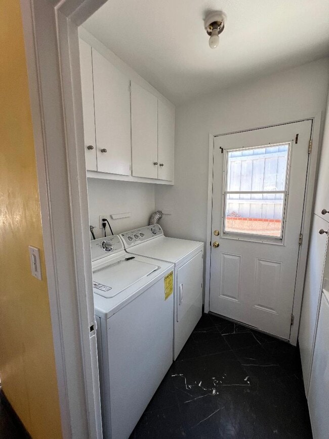 Building Photo - 10210 Hayvenhurst Ave