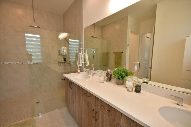 Building Photo - 4221 SW 178th Ave