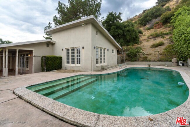 Building Photo - 5249 Escalante Dr