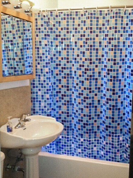 Building Photo - 2208 W Foster Ave