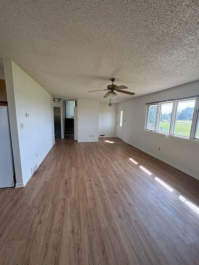 Building Photo - 4 bedroom, 2 bathroom Home off Spring Hill...