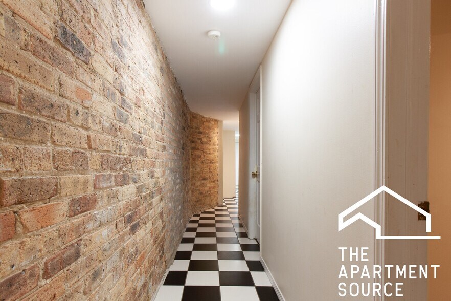 Building Photo - 826 W Dakin St