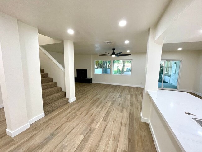 Building Photo - Gorgeous 2-Story Home with Golf Course Views and Modern Amenities!