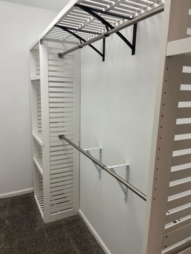 Building Photo - 15 Pointe Cir S