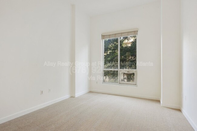 Building Photo - 711 Cosmopolitan Dr NE