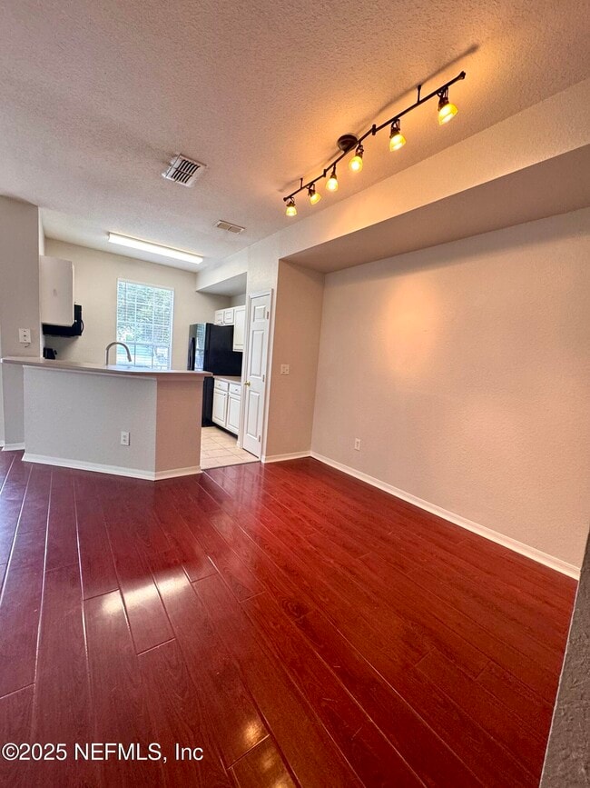 Building Photo - 13700 Richmond Park Dr N