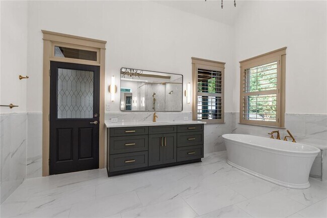 Building Photo - 390 Hembree Rd