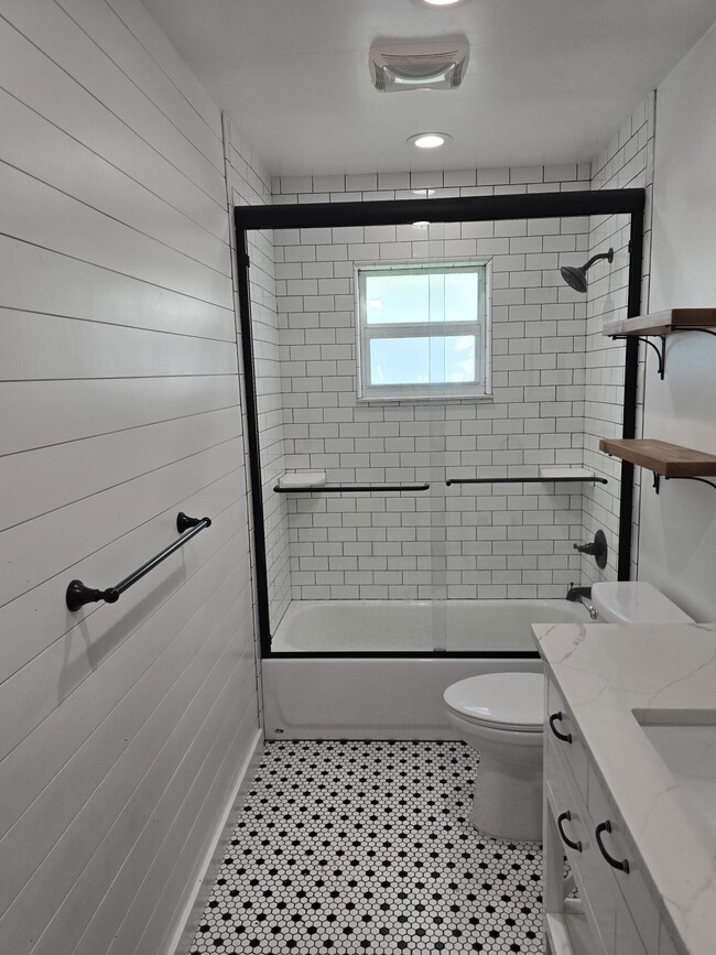 Building Photo - 18942 SE Hillcrest Dr