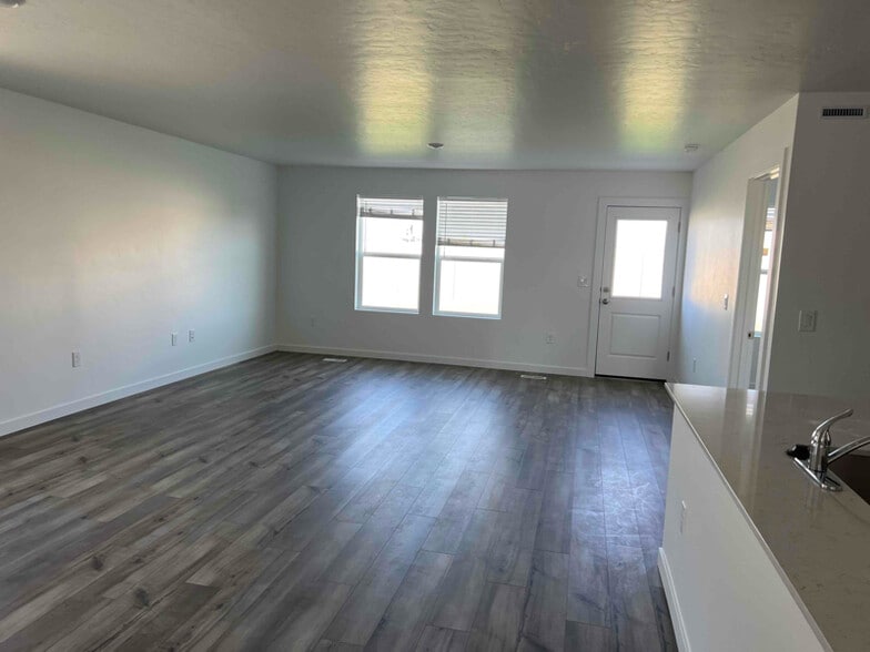 Building Photo - 18448 Feather Top