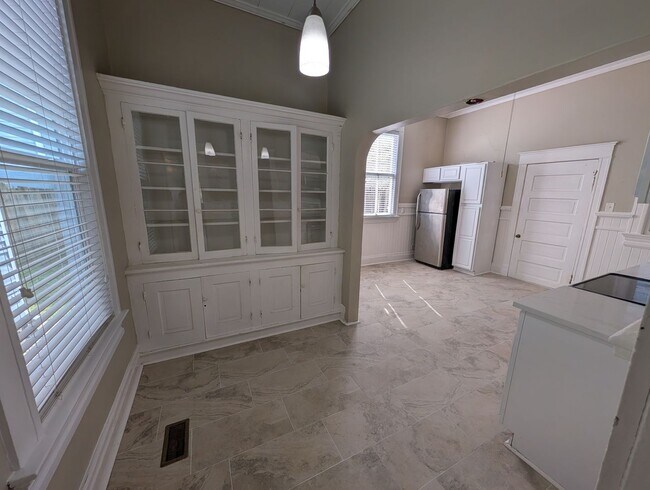 Building Photo - Huge 4 bedroom in prime downtown location!