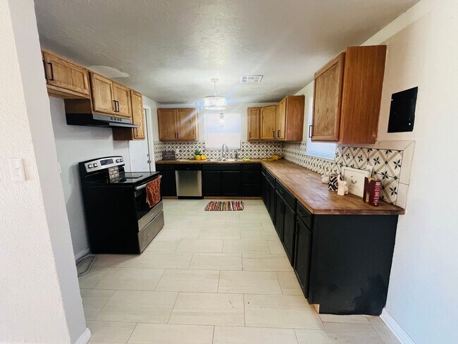 Building Photo - 2324 SW 47th St