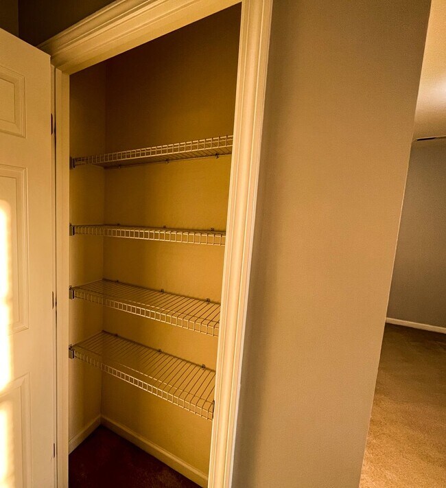 Building Photo - Gorgeous 4 Bedroom, 2 1/2 Bathroom Home in...