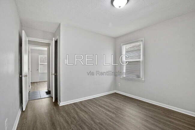 Building Photo - 2404 Thomas Ave