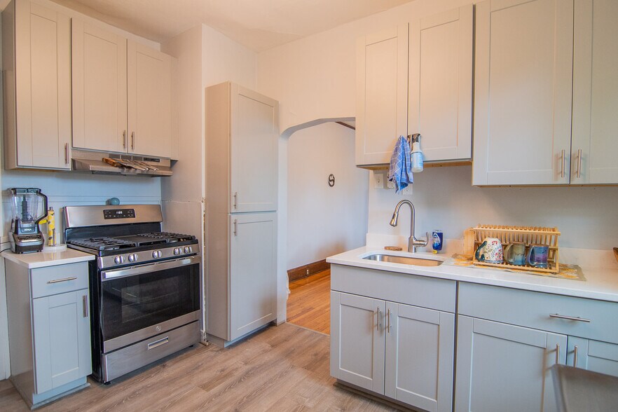 Building Photo - 5940 5th Ave