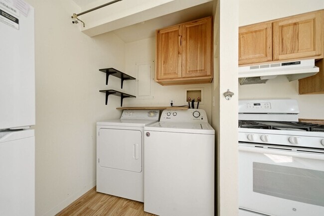 Building Photo - Updated Single-Level Home with Modern Kitchen, Natural Light & Parking