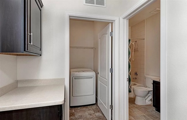 Building Photo - 9420 Loggia St