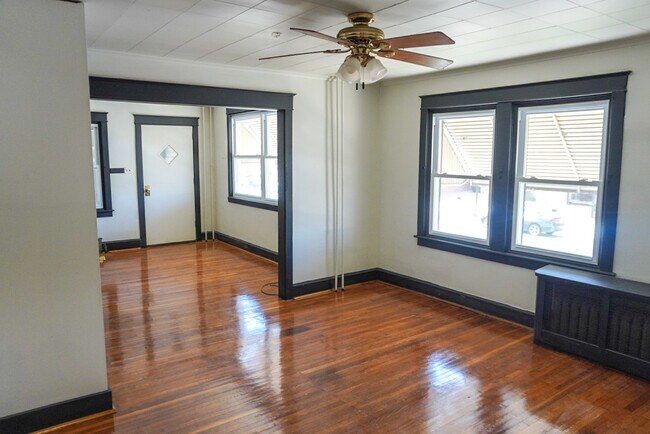 Building Photo - 427 Custer Ave