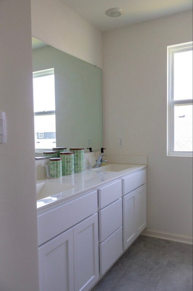 Building Photo - 10550 Azalea Dr