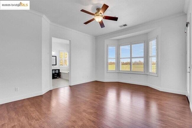 Building Photo - 909 Suntan Ln