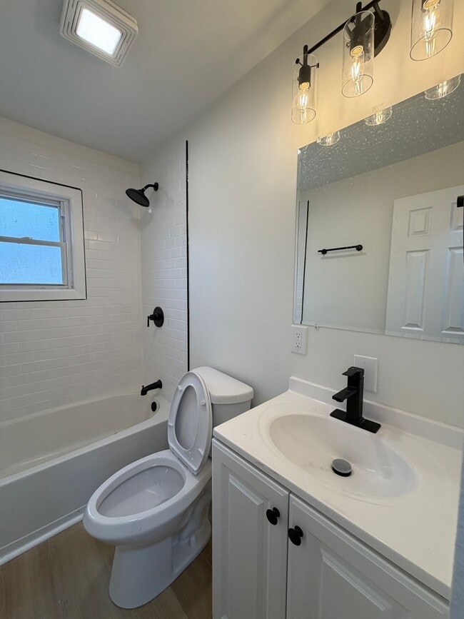 Building Photo - Modern Chic Meets Move-In Ready: Your Renovated 3-Bedroom Haven!