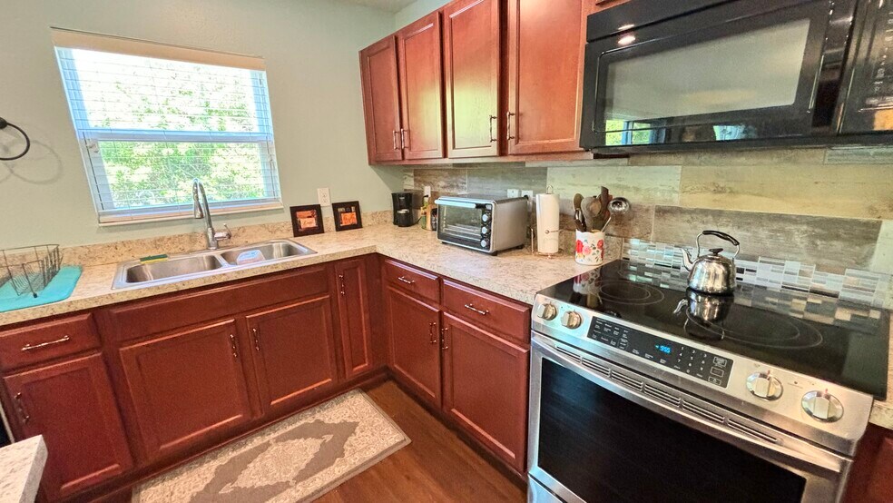 Beautiful updated kitchen and new appliances - 11521 Southern Creek Dr