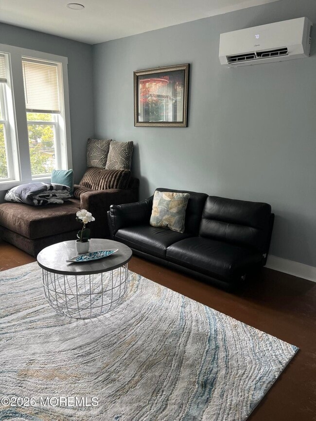 Building Photo - 922 4th Ave