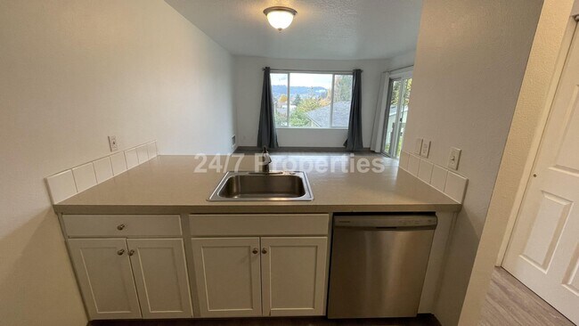 Building Photo - SE Portland - 2BD I 1BA - Top Floor w/ Balcony!