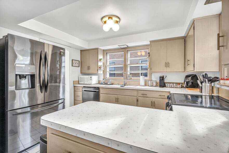 Building Photo - 709 N 27th St