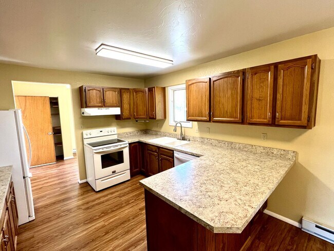 Building Photo - Pet Friendly 4 Bed 2 Bath Single Family Home, with Fenced Yard and Garage on Westside of Helena!