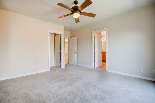 Building Photo - 3 bed/2.5 w/garage in Desirable Barton Cro...