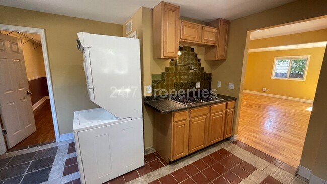 Building Photo - 2 Primary Suites + Huge Yard in Markham - ...