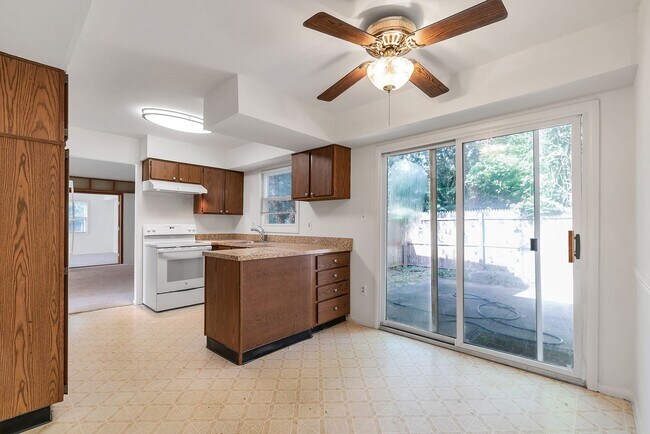 Building Photo - Fantastic 4 Bed 2.5 Bath Colonial Home Sou...